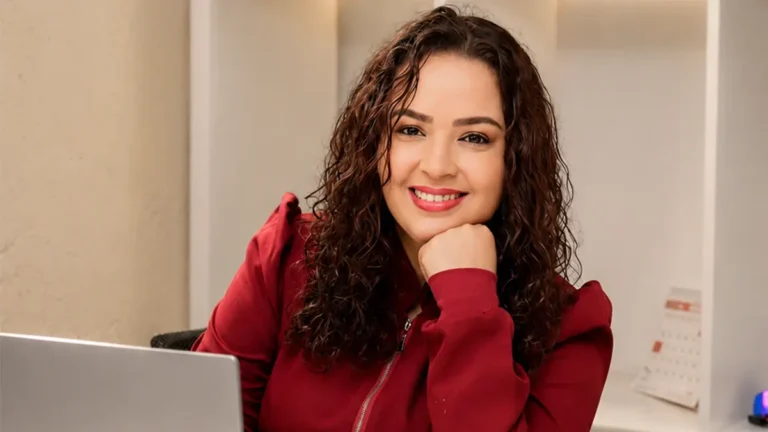 Lu sorrindo pra câmera